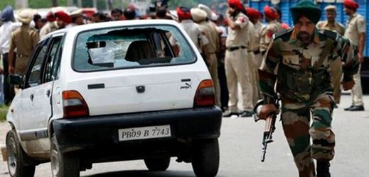 Přestřelka mezi útočníky a policisty v Indii trvala hodiny.