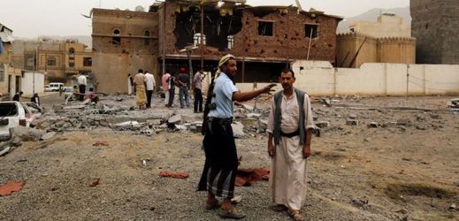 Koalice obnovila letecké útoky na jemenská města.