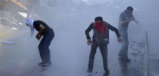 Nepokoje v tureckém Istanbulu po ostřelování hranic.