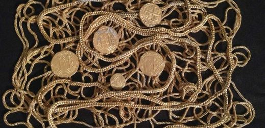 Nález zahrnuje 51 zlatých minců a zlaté řetězy v délce 12 metrů.