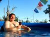 Zdeněk Škromach se rochní v bazénku na sluníčku, vychutnává si červené vínko a za své tělo se rozhodně nestydí.