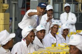 Prezident Obama mluví s pracovníky továrny v Etiopii.