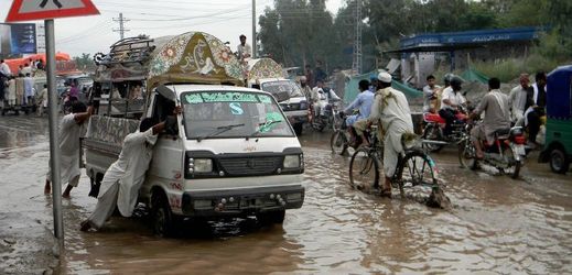 Povodně v Pákistánu trvají od poloviny července a jsou způsobené monzunovými dešti. Snímek byl pořízen na severozápadě země ve městě Pešvár.