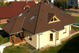 Stabilní střecha z klasických střešních tašek (betonových či pálených) bude uživatelům dobře sloužit i několik generací.
