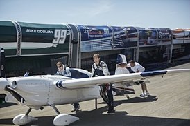 Martin Šonka se svým letadlem.