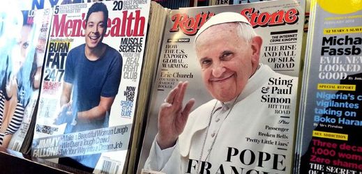 Obálka magazínu Rolling Stone (vpravo), na kterou se dostal i papež František.