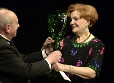 Ludmila Dvořáková přebírá cenu Thalie v roce 2002.
