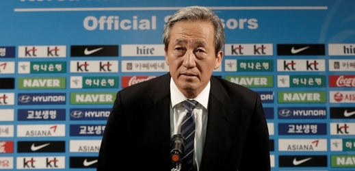Den po Michelu Platinim oficiálně ohlásil kandidaturu na šéfa Mezinárodní fotbalové federace Korejec Čong Mong-jun, bývalý viceprezident FIFA a majoritní akcionář firmy Hyundai.