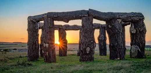 Dřevěný Stonehenge měří více jak tři a půl metru.