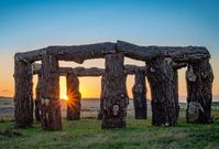 Dřevěný Stonehenge měří více jak tři a půl metru.