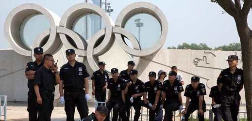 Čínští policisté před olympijskými kruhy.