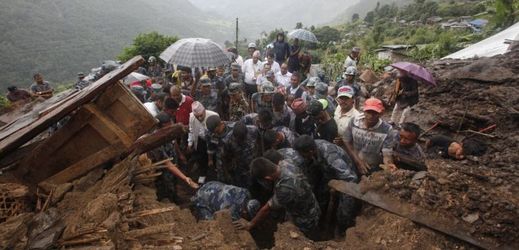 Nejméně 30 obětí si vyžádaly v Nepálu sesuvy půdy.