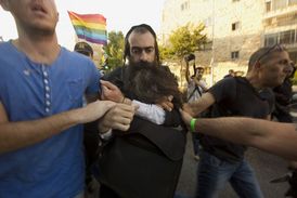 Čtyřicetiletý pachatel zaútočil na pochod homosexuálů v Jeruzalémě už před deseti lety.