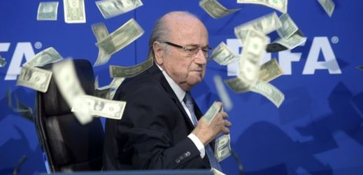 Sepp Blatter dal svou funkci prezidenta FIFA pod tíhou skandálu k dispozici.