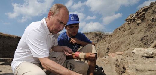 Vladimir Putin se už s archeologií setkal v Řecku (2011).