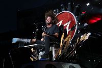 Foo Fighters s Davidem Grohlem (na snímku) během koncertu v New Yorku na stadionu Citi Field.