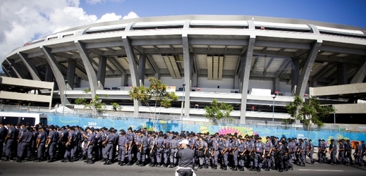 Brazilští policisté před slavným stadionem Maracaná během mistrovství světa ve fotbale v roce 2014.