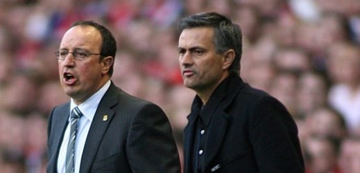 José Mourinho (vpravo) a Rafael Benítez v dobách, kdy Portugalec působil v Chelsea a Španěl v Liverpoolu.