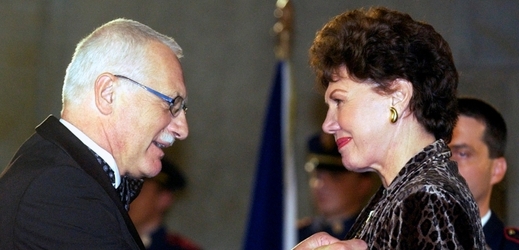 Václav Klaus předává Áje Vrzáňové vyznamenání Za zásluhy II. stupně v roce 2004.