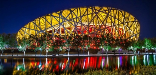 Stadion Ptačí hnízdo v Pekingu hostil oba ceremoniály. Za sedm let se na něj olympiáda vrátí.