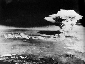 Výbuch atomové bomby vytvořil slavný atomový hřib nad městem.