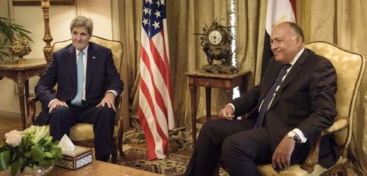 Americký ministr zahraničí John Kerry (vlevo) s egyptským protějškem Samím Šukrím.
