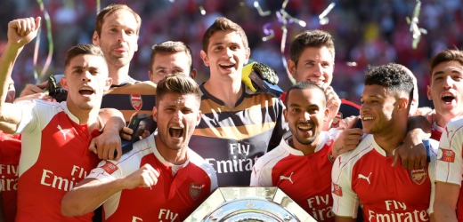 Petr Čech slaví první trofej v Arsenalu. Vyhrál anglický Superpohár.