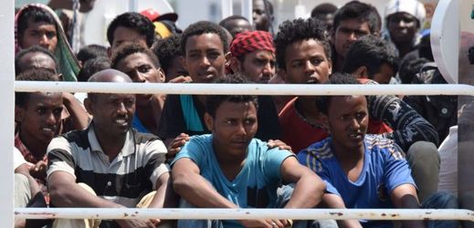 Cesta přes Středozemní moře na přeplněných plavidlech se migrantům může stát osudnou.
