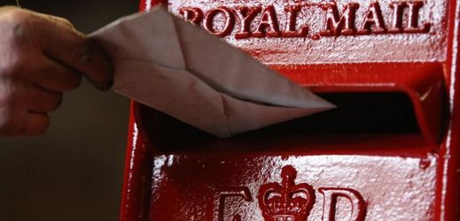 Červené poštovní schránky jsou pro Británii typické.