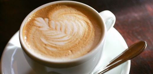 Kávová zrnka byste neměli zalévat vroucí vodou - mohla by se přepálit a káva by poté byla hořká.