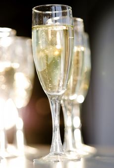 Šampaňské chutná podle průzkumu nejlépe, když není vychlazené a má zhruba 18 stupňů Celsia.