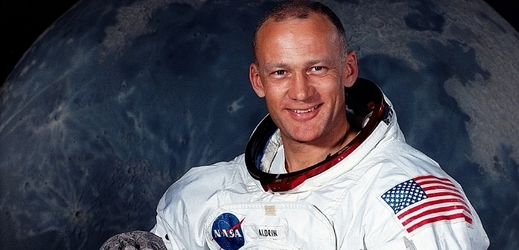 Buzz Aldrin před odletem na nejvzdálenější služební cestu.
