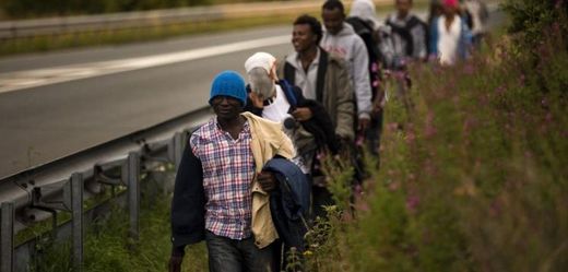 Afričtí imigranti se snaží dostat z Francie do Velké Británie.