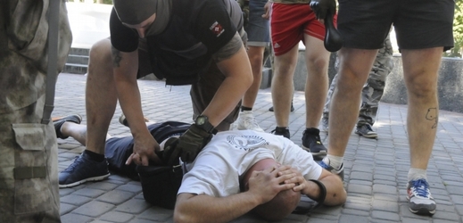 Policista v civilu zatýká proruského aktivistu po vlně násilí Charkově.