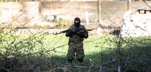 Ruský voják údajně hlídal sklad těžkých zbraní separatistů (ilustrační foto).