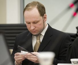 Breivik při soudním řízení působil velmi klidně a vyrovnaně.