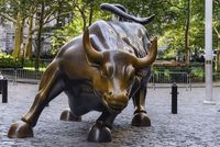 Pověstná socha býka odkazující na Wall Street.