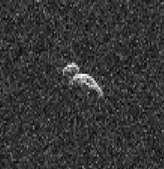 Radarový snímek asi 400-metrového asteroidu, který nás minul v únoru 2014.