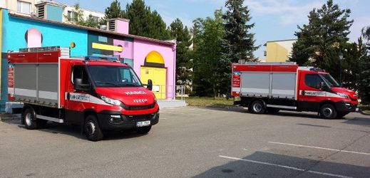 Dva nové speciální vozy pro zásahy u požárů elektrorozvodů mají hasiči na Vysočině.