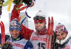 Finská legenda Mika Myllylä přebírá olympijskou medaili.