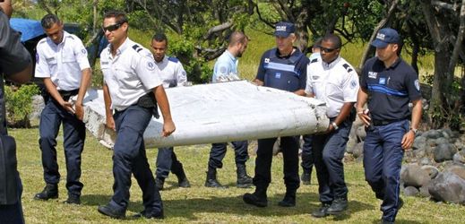Nalezený kus letounu je podle Malajsie z pohřešovaného boeingu.