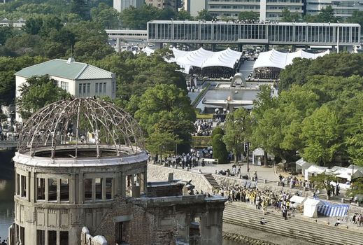 Pohled na Mírový park v Hirošimě, kde se nachází muzeum věnované obětem jaderného útoku, který ukončil druhou světovou válku. Jako jediný explozi ustál dóm projektovaný českým architektem.