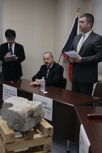 Účast na pietním aktu v Hirošimě měla 6. srpna v rámci nynější návštěvy Japonska na programu také delegace české Poslanecké sněmovny vedená jejím předsedou Janem Hamáčkem (vpravo).