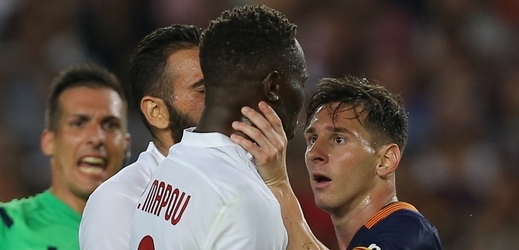Messi se dostal do rozmíšky s obráncem Mapouem Yangou-M'biwou, kterého chytil pod krkem a udeřili se navzájem hlavou. Oba dostali za incident žlutou kartu.