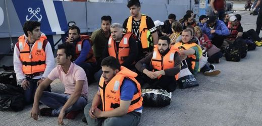 Pátrání po více než dvou stech migrantech z převrácené lodi u břehů Libye stále pokračuje (ilustrační foto).