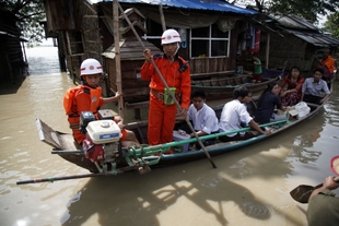Záchranářský tým při povodních v Barmě.