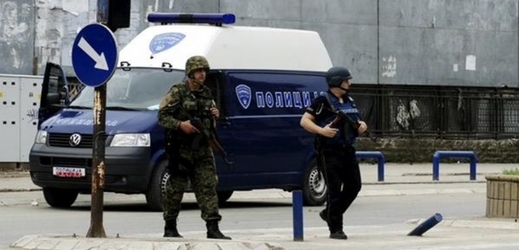 Makedonská policie při protiteroristickém zásahu několik osob zatkla.