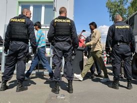 Cizinecká policie na území České republiky denně zadrží desítky cizinců, kteří do tuzemska přijeli nelegálně.