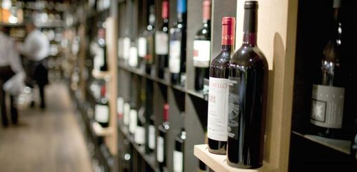 Novela vinařského zákona by měla zamezit prodeji pančovaného vína v obchodech.