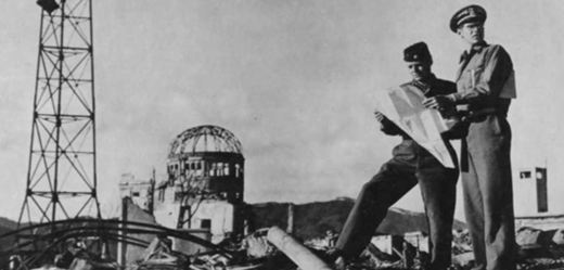Američané zkoumají zničenou Hirošimu, poté co ni shodili atomovku.